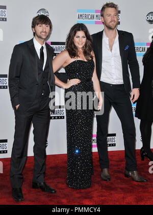 Cantanti Charles Kelley, Hillary Scott e Dave Haywood di Lady Antebellum presso gli arrivi del 2011 American Music Awards tenutosi presso il Nokia Theater L.A. Vive a Los Angeles, CA. La manifestazione si è svolta domenica 21 novembre 2011. Foto di PRPP / PictureLux Foto Stock