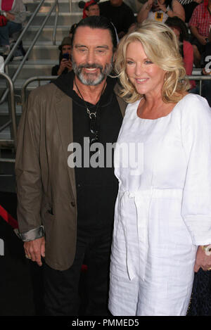 Ian McShane e Gwen umile al Premiere mondiale di Disney's "Pirati dei Caraibi - On Stranger Tides." Gli arrivi presso il Disneyland di Anaheim, CA, 7 maggio 2011. Foto: Richard Chavez / PictureLux Foto Stock