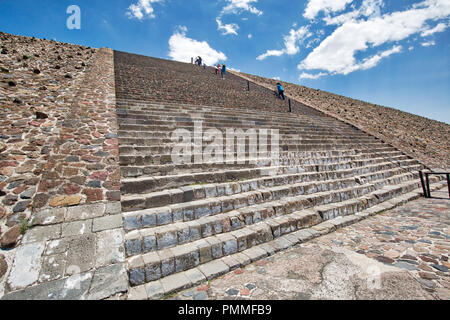 Landmark piramidi di Teotihuacan situato vicino a Città del Messico Foto Stock