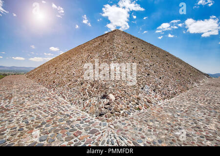 Landmark piramidi di Teotihuacan situato vicino a Città del Messico Foto Stock