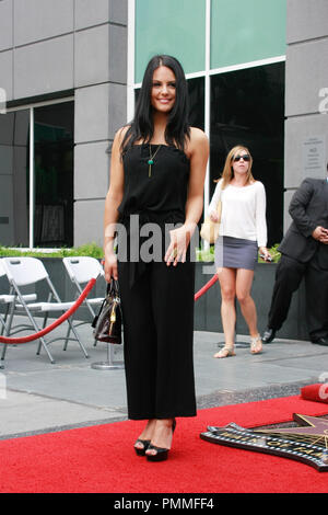 Pia Toscano all'Hollywood Camera di Commercio cerimonia in onore di Simon Fuller con una stella sulla Hollywood Walk of Fame in Hollywood, CA, 23 maggio 2011. Foto di Joe Martinez / PictureLux Foto Stock