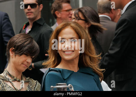 Jennifer Lopez all'Hollywood Camera di Commercio cerimonia in onore di Simon Fuller con una stella sulla Hollywood Walk of Fame in Hollywood, CA, 23 maggio 2011. Foto di Joe Martinez / PictureLux Foto Stock