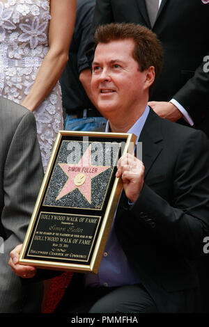 Simon Fuller all'Hollywood Camera di Commercio cerimonia in onore di Simon Fuller con una stella sulla Hollywood Walk of Fame in Hollywood, CA, 23 maggio 2011. Foto di Joe Martinez / PictureLux Foto Stock