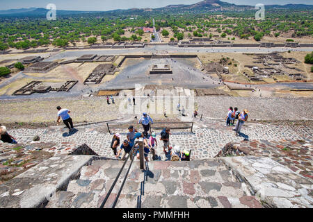 Città del Messico, Messico-21 Aprile 2018: turisti climbing landmark piramidi di Teotihuacan situato vicino a Città del Messico Foto Stock