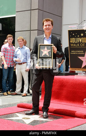 Simon Fuller all'Hollywood Camera di Commercio cerimonia in onore di Simon Fuller con una stella sulla Hollywood Walk of Fame in Hollywood, CA, 23 maggio 2011. Foto di Joe Martinez / PictureLux Foto Stock