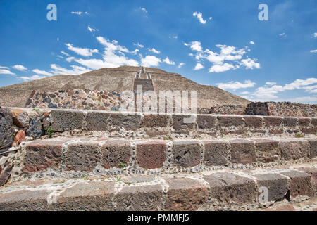 Landmark piramidi di Teotihuacan situato vicino a Città del Messico Foto Stock