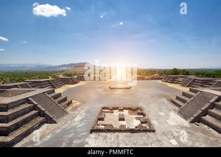 Landmark piramidi di Teotihuacan situato vicino a Città del Messico Foto Stock