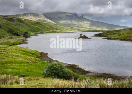 Pezzata del sole sulla Storr picchi di montagna con il vecchio uomo di Storr in nuvole sopra Loch Fada Isola di Skye Highlands scozzesi Ebridi Interne in Scozia Foto Stock