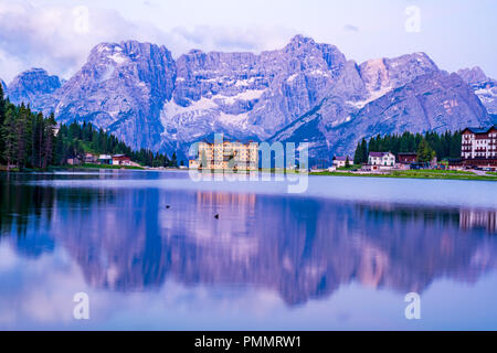 Vista della Punta Sorapis delle Dolomiti al mattino con la riflessione sul famoso lago di Misurina a Cortina d'Ampezzo in Italia Foto Stock