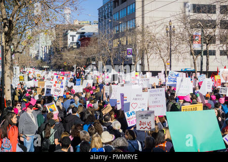 Gennaio 20, 2018 San Francisco / CA / STATI UNITI D'AMERICA - Una folla di gente che si è rivelata per le donne del marzo; persone marciando su Market street nel centro cittadino Foto Stock