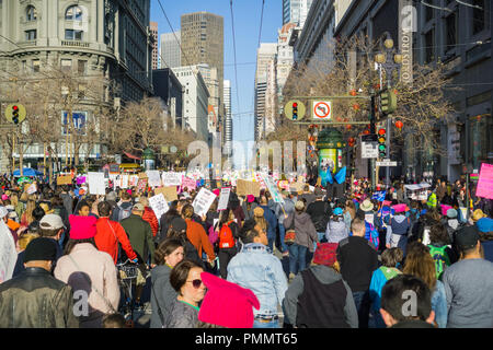 Gennaio 20, 2018 San Francisco / CA / STATI UNITI D'AMERICA - Donne Marzo; persone che trasportano varie segno marzo su Market street nel centro cittadino Foto Stock