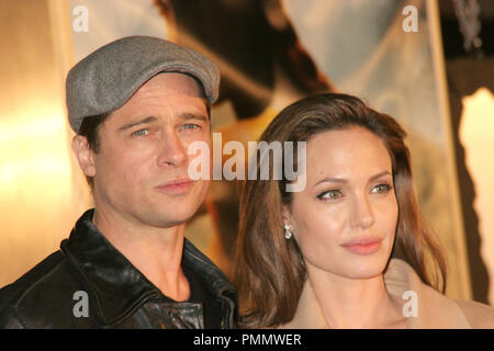 11/05/2007 Brad Pitt e Angelina Jolie 'Beowulf' Premiere @ Mann Village Theatre, Westwood Foto di Ima Kuroda / HNW / Picturelux Riferimento File # 31376 006HNW per solo uso editoriale - Tutti i diritti riservati Foto Stock