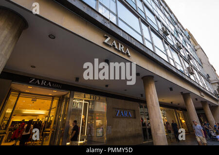 A Belgrado, in Serbia - 18 settembre 2018: Zara logo nella parte anteriore di un Zara store nel centro di Belgrado, Serbia. Zara è un rivenditore di moda dalla Spagna, sp Foto Stock
