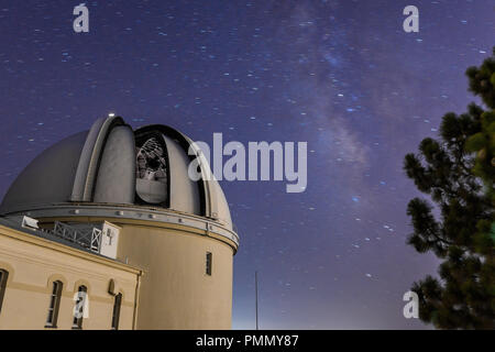 Vista notturna del centro storico di leccare osservatorio; il cielo stellato e la Via Lattea visibile in background; San Jose, California; lunga esposizione Foto Stock