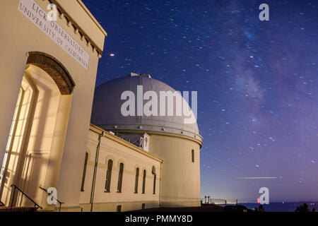 Vista notturna del centro storico di leccare osservatorio; il cielo stellato e la Via Lattea visibile in background; San Jose, California; lunga esposizione Foto Stock