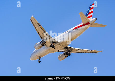 Settembre 11, 2018 San Jose / CA / USA - Volare American Airlines gli aeromobili in avvicinamento Norman Y. Mineta San Jose International Airport Foto Stock