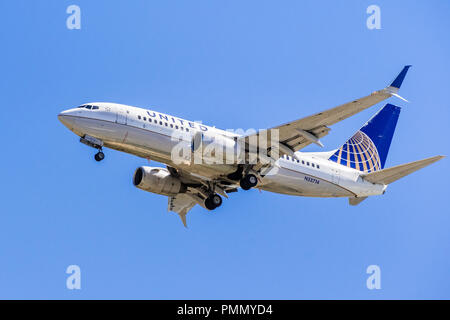 Settembre 11, 2018 San Jose / CA / STATI UNITI D'AMERICA - battenti United Airlines gli aeromobili in avvicinamento Norman Y. Mineta San Jose International Airport Foto Stock