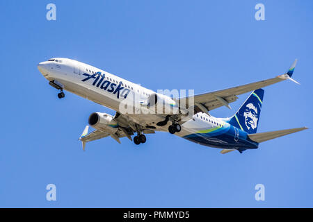 Settembre 11, 2018 San Jose / CA / USA - Alaska Airlines aeromobili battenti avvicinando Norman Y. Mineta San Jose International Airport Foto Stock