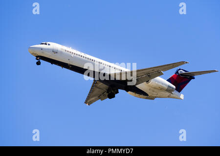 Settembre 11, 2018 San Jose / CA / USA - Volare Delta Air Airlines gli aeromobili in avvicinamento Norman Y. Mineta San Jose International Airport Foto Stock