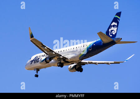 Settembre 11, 2018 San Jose / CA / USA - Alaska Airlines aeromobili battenti avvicinando Norman Y. Mineta San Jose International Airport Foto Stock