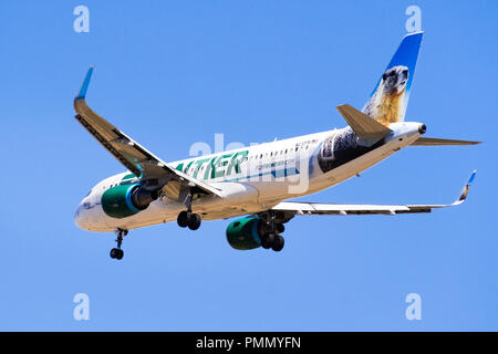 Settembre 11, 2018 San Jose / CA / STATI UNITI D'AMERICA - battenti Frontier Airlines gli aeromobili in avvicinamento Norman Y. Mineta San Jose International Airport Foto Stock