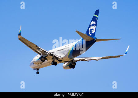 Settembre 11, 2018 San Jose / CA / USA - Alaska Airlines aeromobili battenti avvicinando Norman Y. Mineta San Jose International Airport Foto Stock