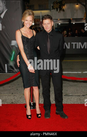 Rachel Roberts e Andrew Niccol alla premiere di Regency "in tempo". Gli arrivi presso il Regency Village Theatre di Westwood, CA, 20 ottobre 2011. Foto di Joe Martinez / PictureLux Foto Stock