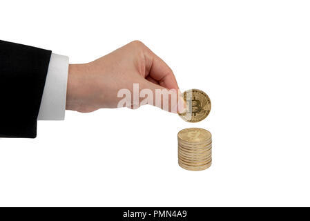 Imprenditore il mano trattiene una moneta d'oro bitcoin moneta. Isolato su sfondo bianco Foto Stock