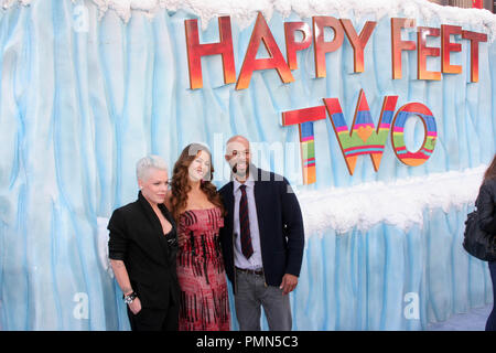 Alecia Moore (rosa), Sofia Vergara e comune a tutto il mondo premiere della Warner Bros Foto "Happy Feet due". Gli arrivi presso il Grauman's Chinese Theatre a Hollywood, CA, 13 novembre 2011. Foto: Richard Chavez / Picturelux Foto Stock