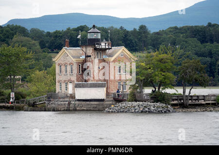 Il Saugerties Faro sul fiume Hudson è stata istituita nel 1835 e ora è un bed and breakfast. L attuale torre risale al 1869. Foto Stock