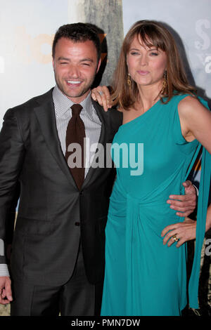 Nick Tarabay e Lucy Lawless alla premiere di Starz serie originale 'Spartacus: la vendetta". Gli arrivi presso la Arclight Glossari Affini cupola in Los Angeles, CA, 18 gennaio 2012. Foto di: R.Anthony / Picturelux Foto Stock