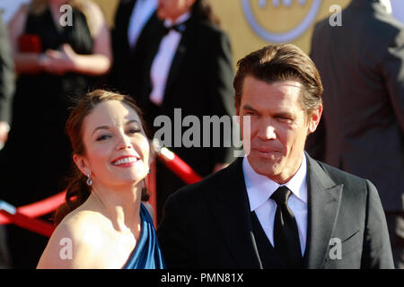 Diane Lane e Josh Brolin presso la diciottesima edizione Screen Actors Guild Awards. Gli arrivi presso lo Shrine Auditorium di Los Angeles, CA, 29 gennaio 2012. Foto di Joe Martinez / PictureLux Foto Stock