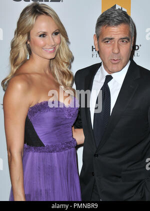 Stacy Keibler & George Clooney in occasione della quindicesima edizione del film di Hollywood Awards Gala tenutosi presso il Beverly Hilton Hotel di Beverly Hills, CA. La manifestazione ha avuto luogo lunedì, 24 ottobre 2011. Foto di PRPP/ PictureLux Foto Stock