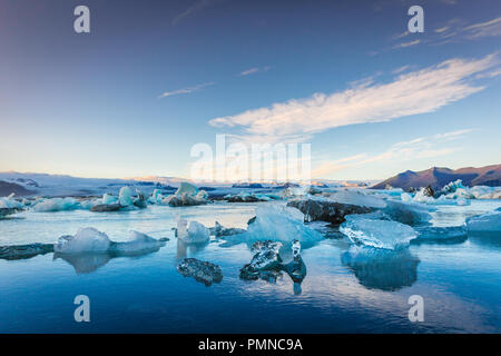 Iceberg blu in Islanda, definitivo tramonto Foto Stock