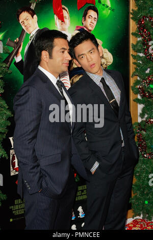 Kal Penn e John Cho alla premiere di New Line Cinema "Harold & Kumar 3D Natale". Gli arrivi presso Grauman's Chinese Theatre a Hollywood, CA, 2 novembre 2011. Foto di Joe Martinez / PictureLux Foto Stock