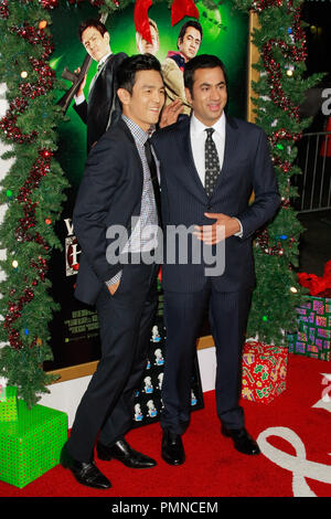 Kal Penn e John Cho alla premiere di New Line Cinema "Harold & Kumar 3D Natale". Gli arrivi presso Grauman's Chinese Theatre a Hollywood, CA, 2 novembre 2011. Foto di Joe Martinez / PictureLux Foto Stock