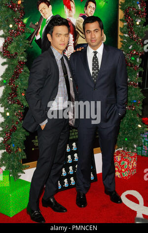 Kal Penn e John Cho alla premiere di New Line Cinema "Harold & Kumar 3D Natale". Gli arrivi presso Grauman's Chinese Theatre a Hollywood, CA, 2 novembre 2011. Foto di Joe Martinez / PictureLux Foto Stock