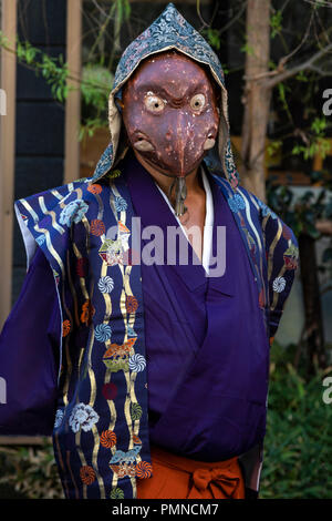 Karasu Tengu Crow Goblin Mengake a Kamakura - Mengake o sfilata mascherata a Goryo Jinja santuario. A questo festival che si tiene nel mese di settembre un gruppo di dieci pers Foto Stock