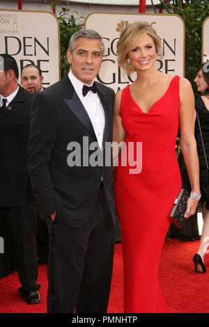 George Clooney e Stacy Keibler presso gli arrivi di sessantanovesima Annuale di Golden Globe Awards tenutosi presso il Beverly Hilton Hotel di Beverly Hills, CA domenica 15 gennaio, 2012. Foto di AJ Garcia / PictureLux Riferimento File # 31339 788AJ per solo uso editoriale - Tutti i diritti riservati Foto Stock