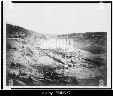 Big Sandy River, W. Va. e Ky.-Lock al Louisa, Ky.-vista da W. Va. riva al di sotto del sito di bloccaggio - Foto di E.J. Falegname. Foto Stock