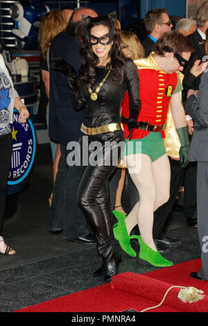 Atmosfera a Hollywood Camera di Commercio cerimonia in onore di Adam West con una stella sulla Hollywood Walk of Fame in Hollywood, CA, 5 aprile 2012. Foto di Joe Martinez / PictureLux Foto Stock