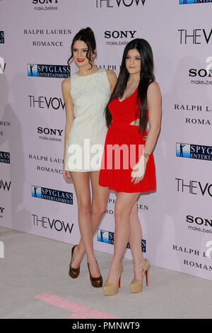 Kendall Jenner e Kylie Jenner presso la prima mondiale di "voto". Gli arrivi presso Grauman's Chinese Theatre a Hollywood, CA, 6 febbraio 2012. Foto di Joe Martinez / PictureLux Foto Stock