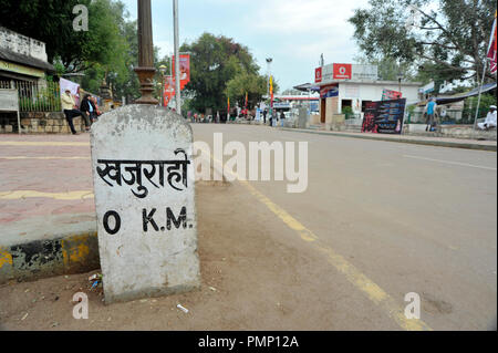 Zero orizzontale o Milestone 0 km o a 0 chilometro di pietra miliare di Khajuraho road Madhya Pradesh India