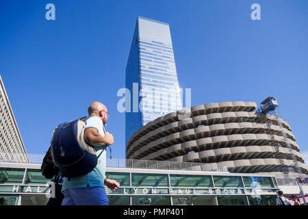 Passanti a Lione Hall, Les Halles Paul Bocuse, Lione, Francia Foto Stock