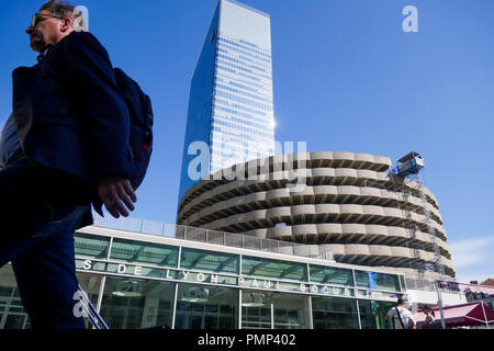 Passanti a Lione Hall, Les Halles Paul Bocuse, Lione, Francia Foto Stock