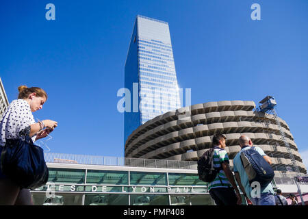 Passanti a Lione Hall, Les Halles Paul Bocuse, Lione, Francia Foto Stock