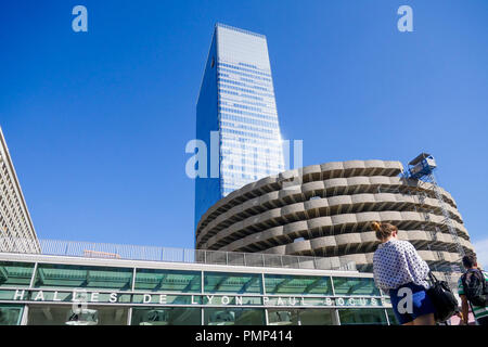 Passanti a Lione Hall, Les Halles Paul Bocuse, Lione, Francia Foto Stock