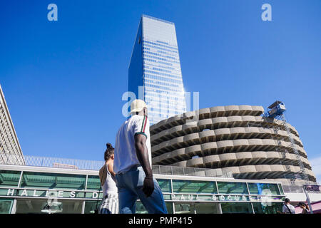 Passanti a Lione Hall, Les Halles Paul Bocuse, Lione, Francia Foto Stock