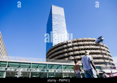 Passanti a Lione Hall, Les Halles Paul Bocuse, Lione, Francia Foto Stock