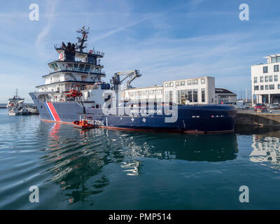 Il rimorchiatore di mare aperto ' la Bee Borbone ' ormeggiati nel porto di Brest. Foto Stock